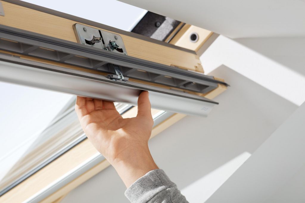мансардное окно velux woodline дизайн gll 1061 (ручка сверху, 2 камеры), 55х98 см