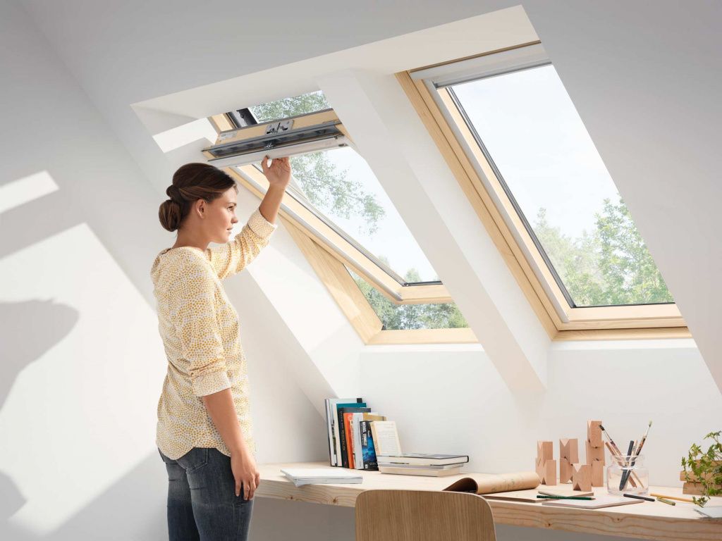 мансардное окно velux woodline дизайн gll 1061 (ручка сверху, 2 камеры), 66х118 см